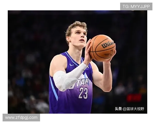 凯斯勒强势突破防线转身上篮打板得分展现惊人爆发力