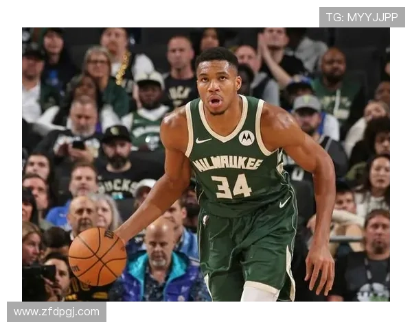 字母哥强攻包夹篮下打进 随后反击挑篮得手展现超级统治力